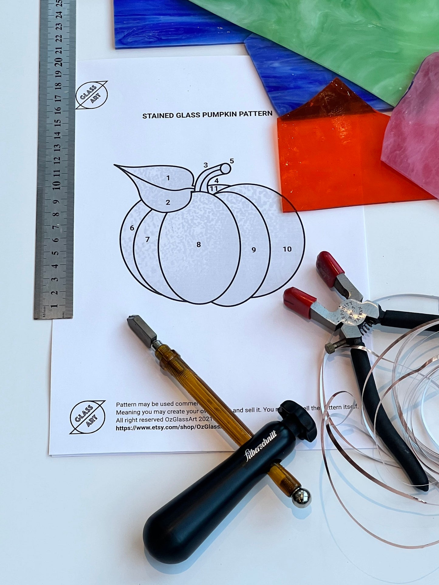 Kürbis-Buntglasmuster für Halloween