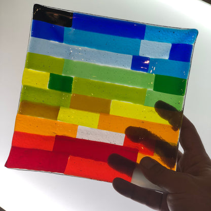 Geschmolzener Glasteller, moderner und handgefertigter Teller in Regenbogenfarben, einzigartiges Geschenk