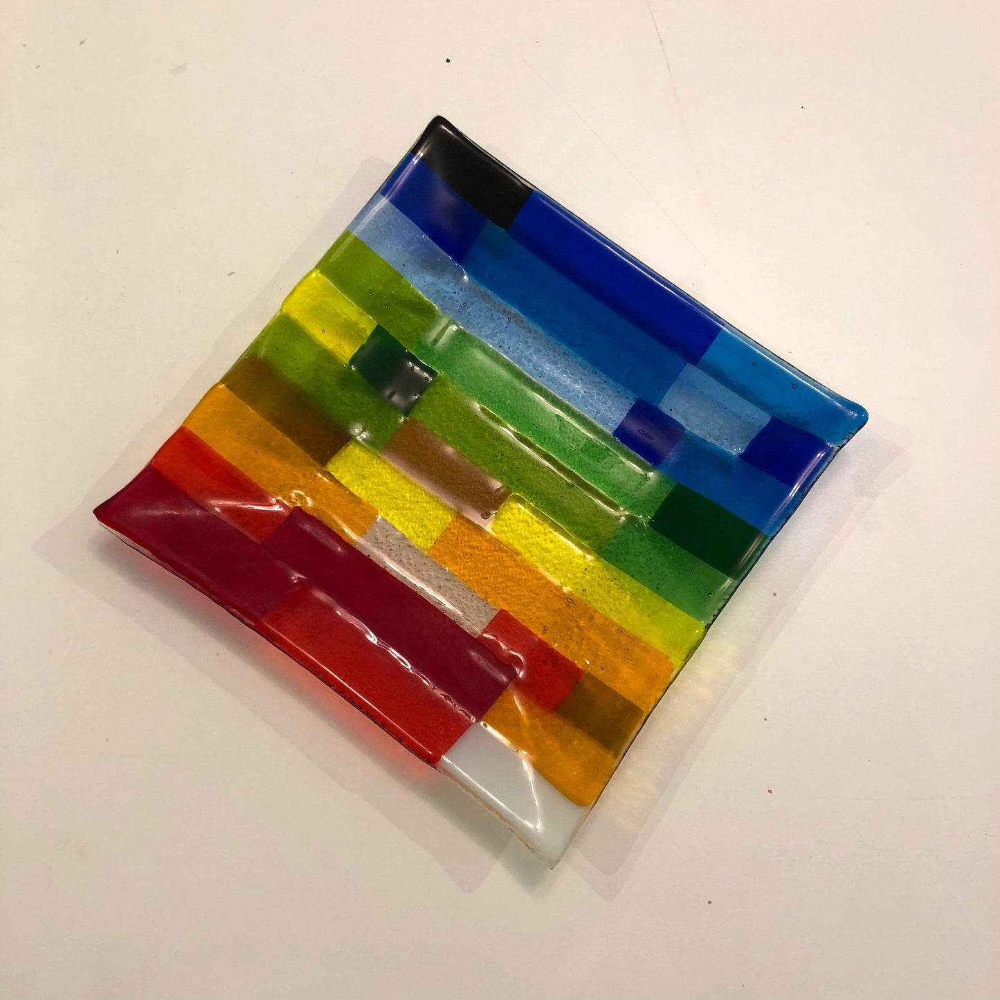Geschmolzener Glasteller, moderner und handgefertigter Teller in Regenbogenfarben, einzigartiges Geschenk