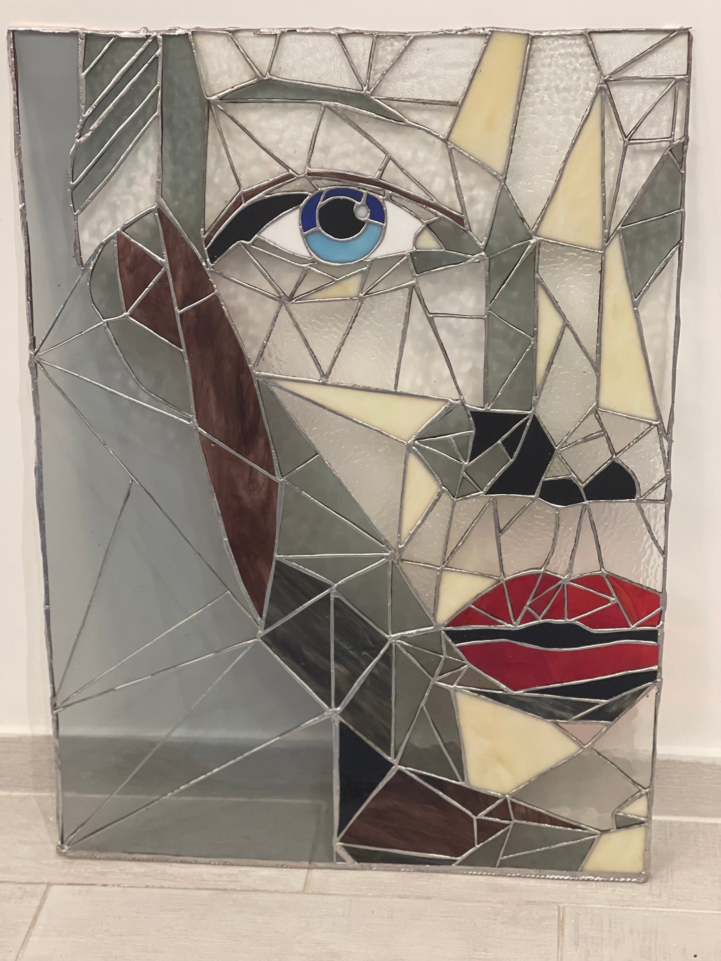 Retrato femenino de arte moderno en vidrio | Decoración del hogar única y moderna.