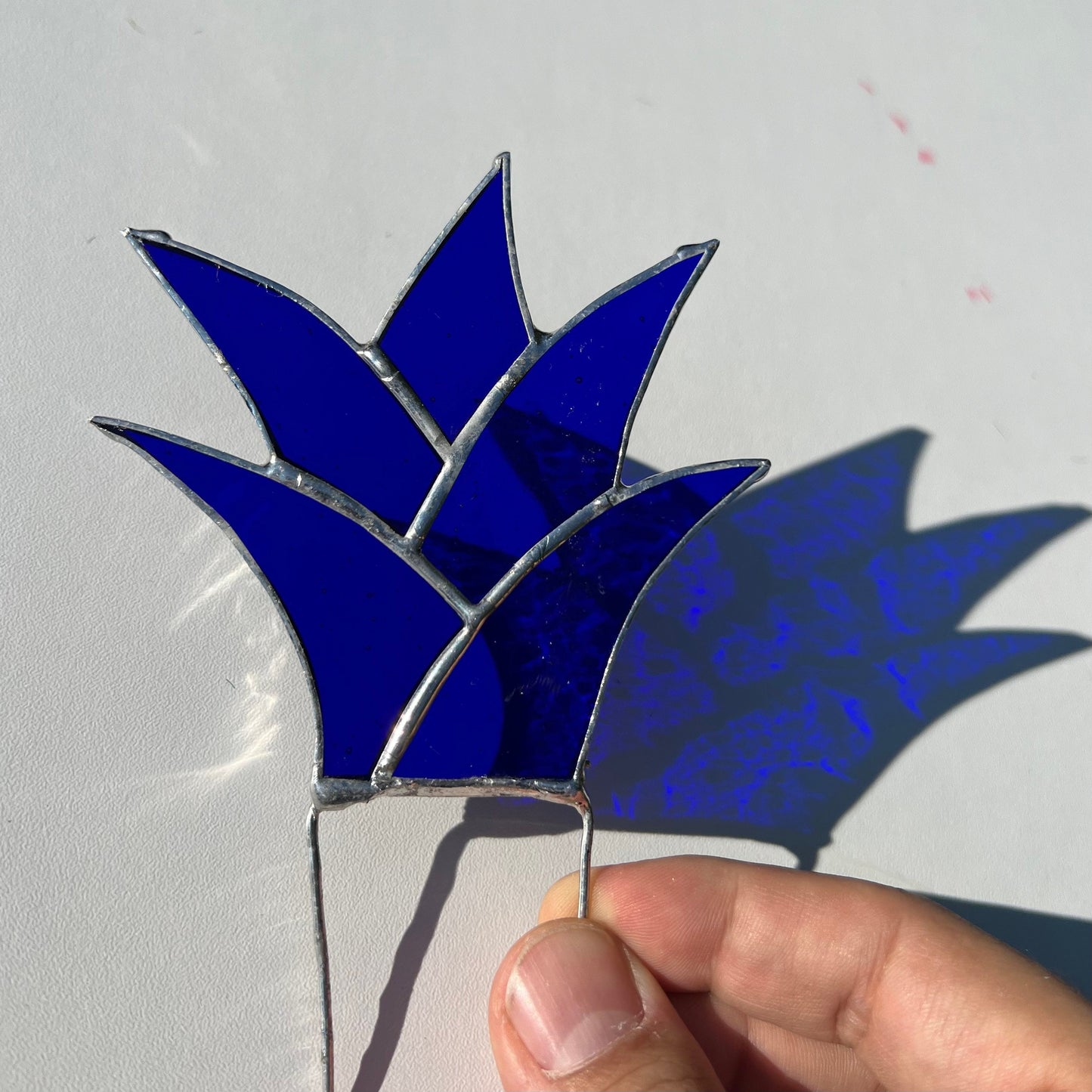 Blauer Agaven-Sonnenfänger aus Buntglas – Agaven-Pflanzenstecker aus Buntglas